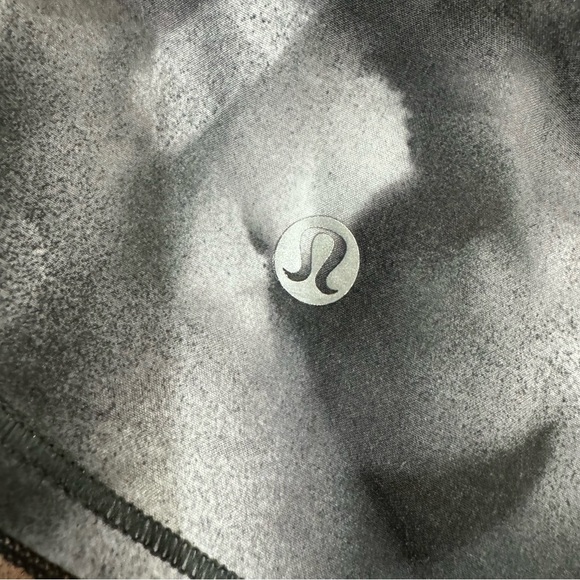 Lululemon Seek The Heat Shorts Size 4 - Picture 4 of 5